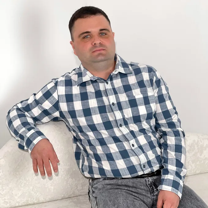 Чёрный джип и море